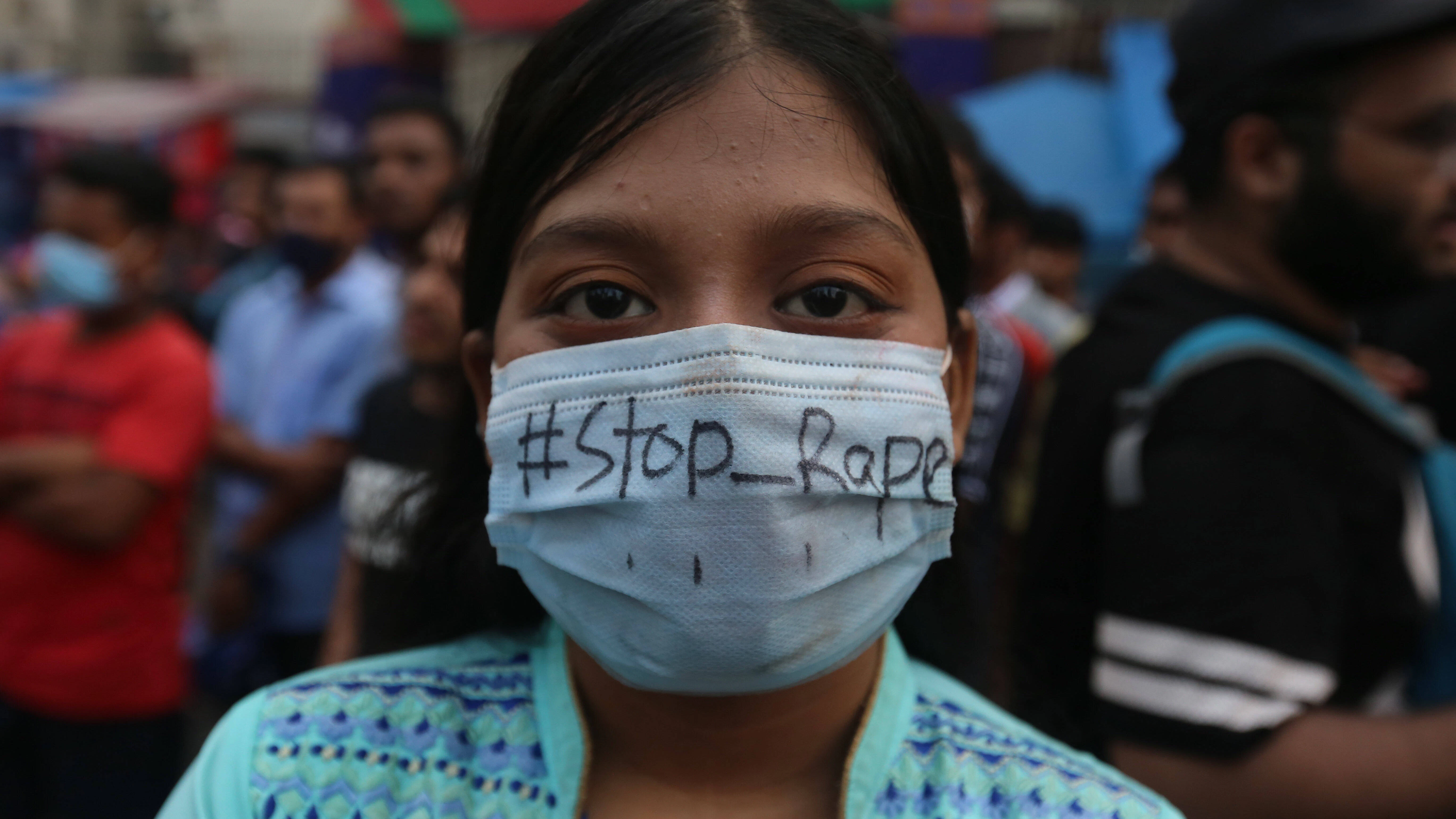 Eine junge Frau bei einer Demonstration gegen sexuelle Gewalt und für schnellere und härtere Strafen für Vergewaltiger in Bangladeschs Hauptstadt Dhaka.