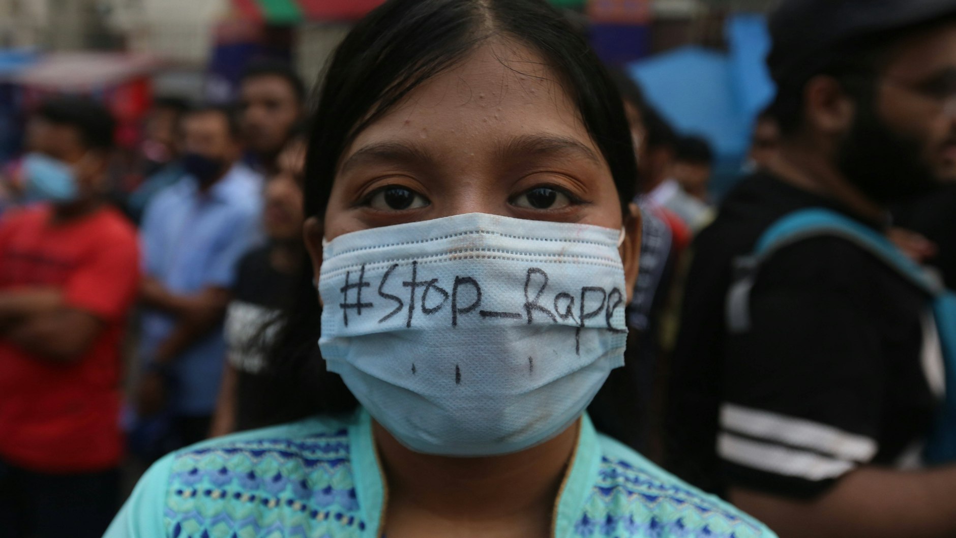 Eine junge Frau bei einer Demonstration gegen sexuelle Gewalt und für schnellere und härtere Strafen für Vergewaltiger in Bangladeschs Hauptstadt Dhaka.