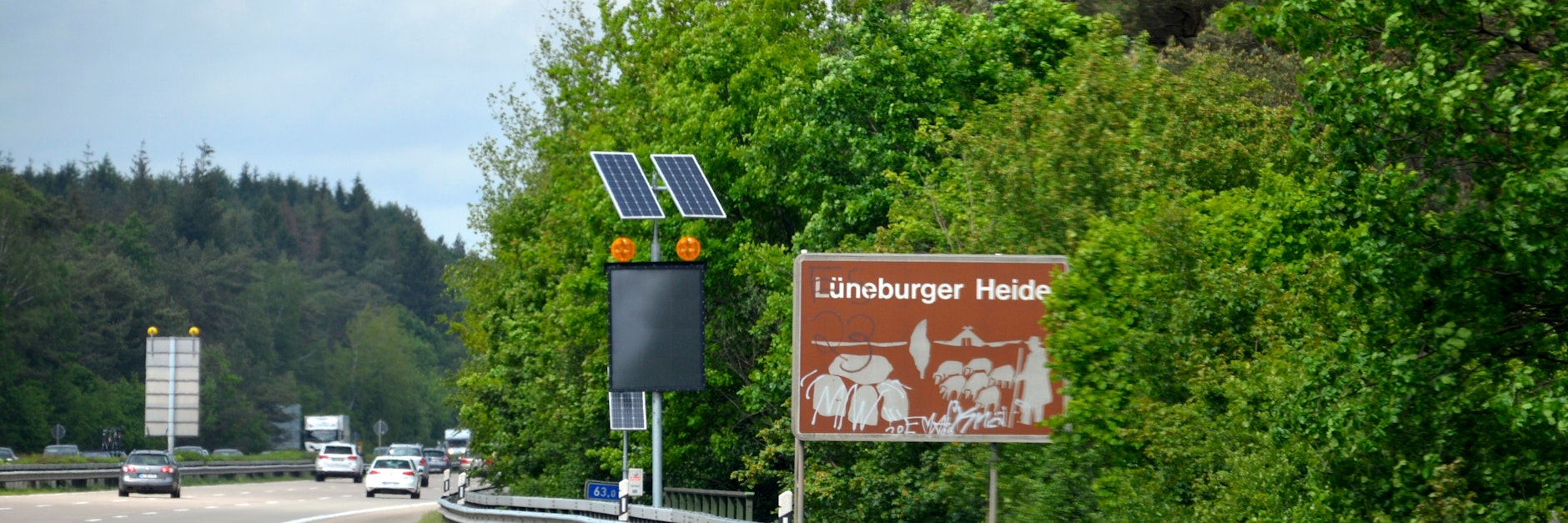 Die Lüneburger Heide dürfte vielen ein Begriff sein. Hier erinnert ein Schild an die Region.