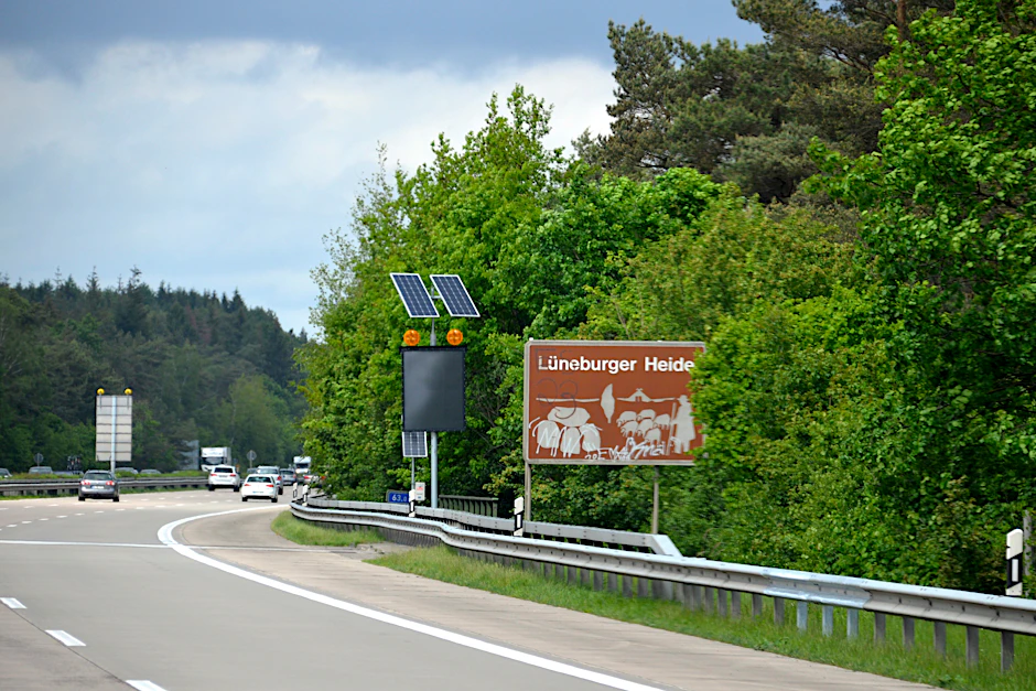 Die Lüneburger Heide dürfte vielen ein Begriff sein. Hier erinnert ein Schild an die Region.