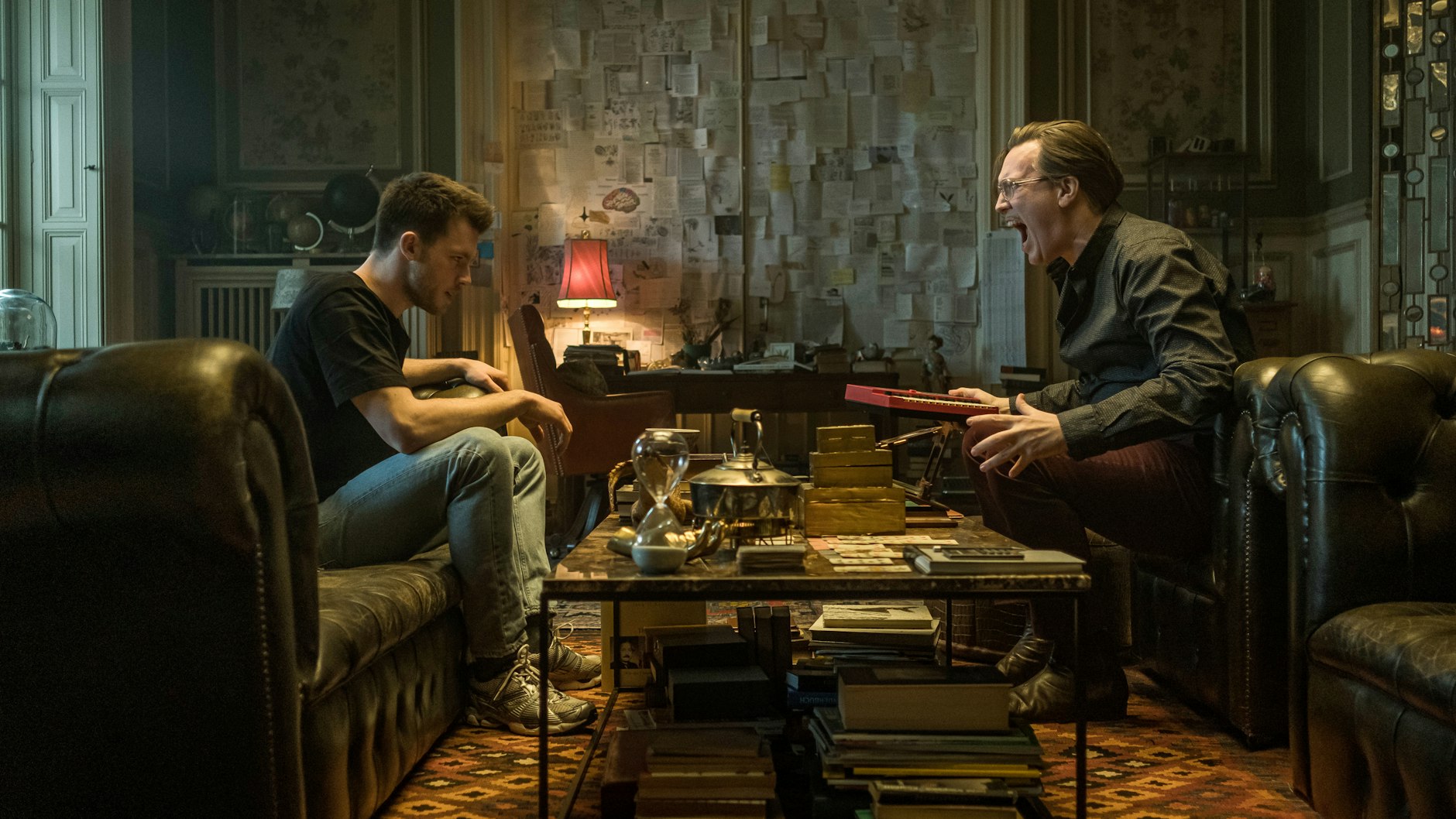 Jannis Niewöhner (l.) als Niko und Nicholas Ofczarek als mysteriöser Apotheker in einer Szene des Films „Cortex“.