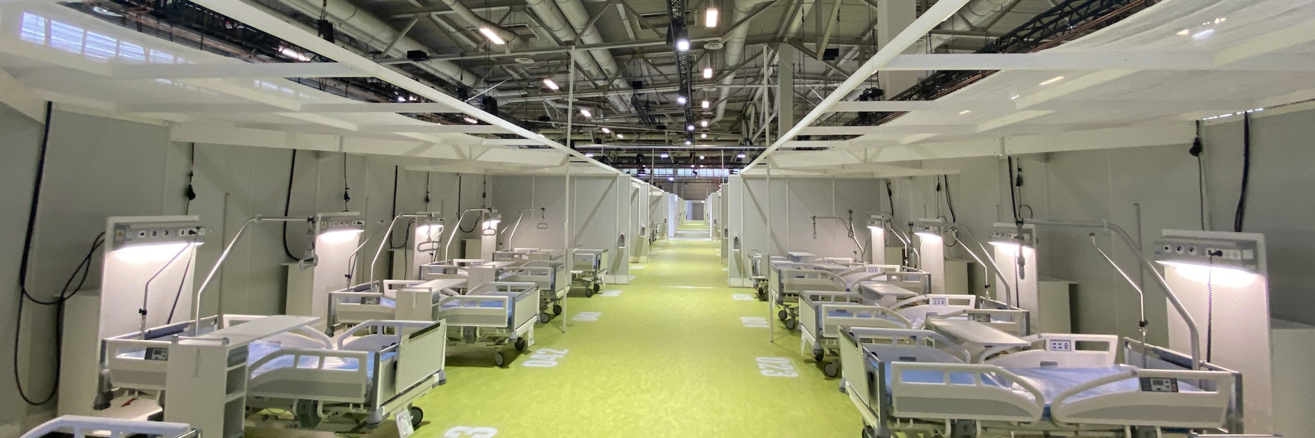 Noch steht die Corona-Notklinik auf dem Messegelände leer: Die Intensivbetten in Berlins Kliniken sind erst zu 4,5 Prozent belegt.