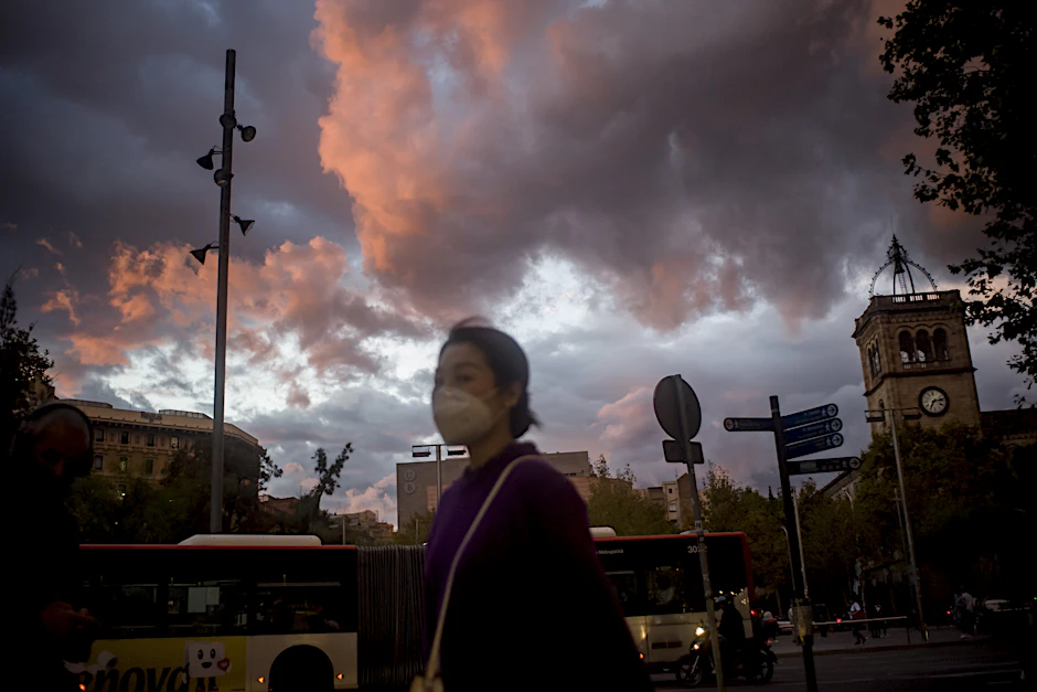 Eine Frau läuft durch die Innenstadt von Barcelona.&nbsp;&nbsp;