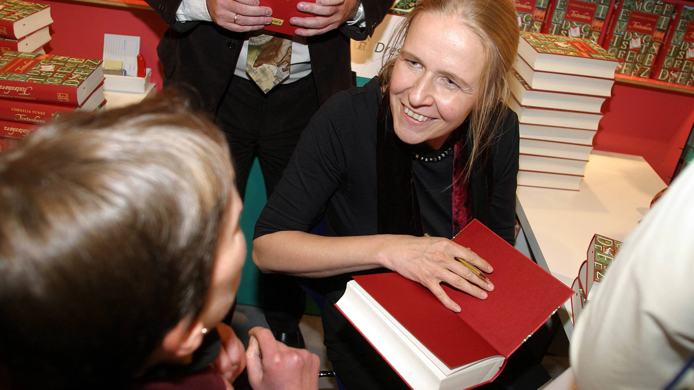 Cornelia Funke im Jahr 2003, als sie auf der Frankfurter Buchmesse ihr Fantasy-Werk „Tintenherz"&nbsp;präsentierte.&nbsp;<br>