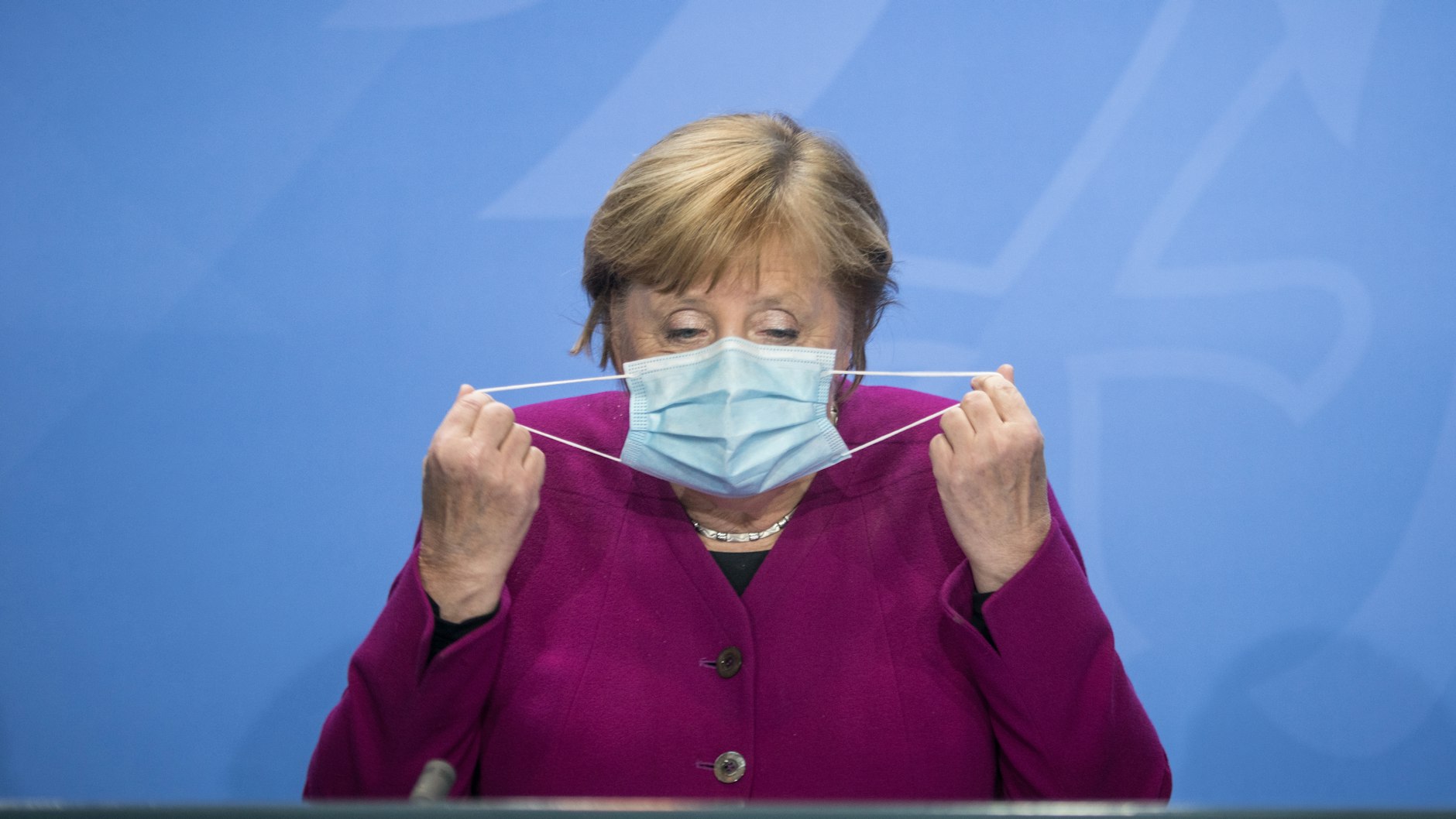 Die Maske verbirgt die Corona-Sorgen von Angela Merkel nicht.