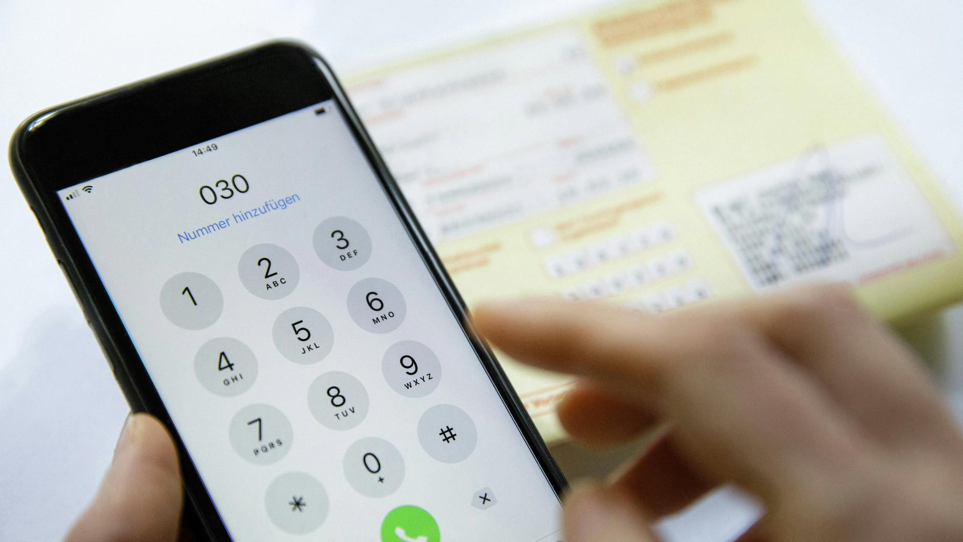 Voraussetzung für die telefonische Krankschreibung ist, dass sich die Ärztin oder der Arzt persönlich vom Zustand der Erkrankten überzeugt.