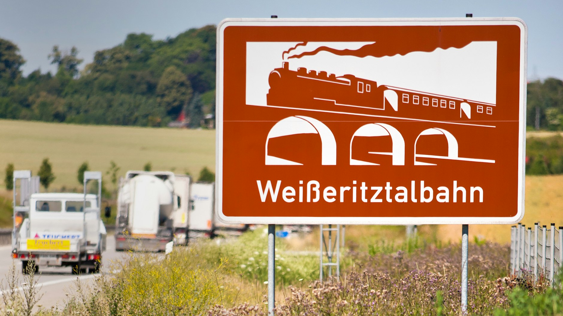 Ein Hinweis an der Autobahn auf die Weieritztalbahn in Sachsen.