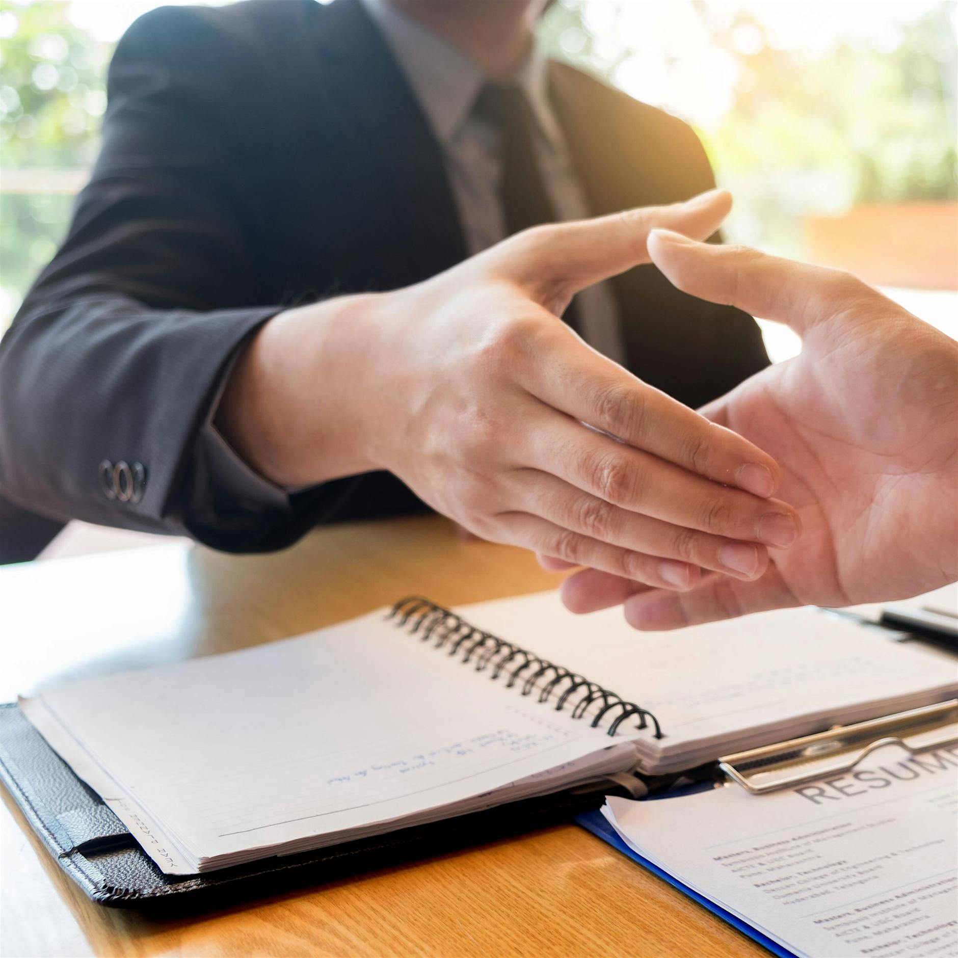 Er hatte Frauen den Handschlag verweigert: Oberarzt darf kein Deutscher werden