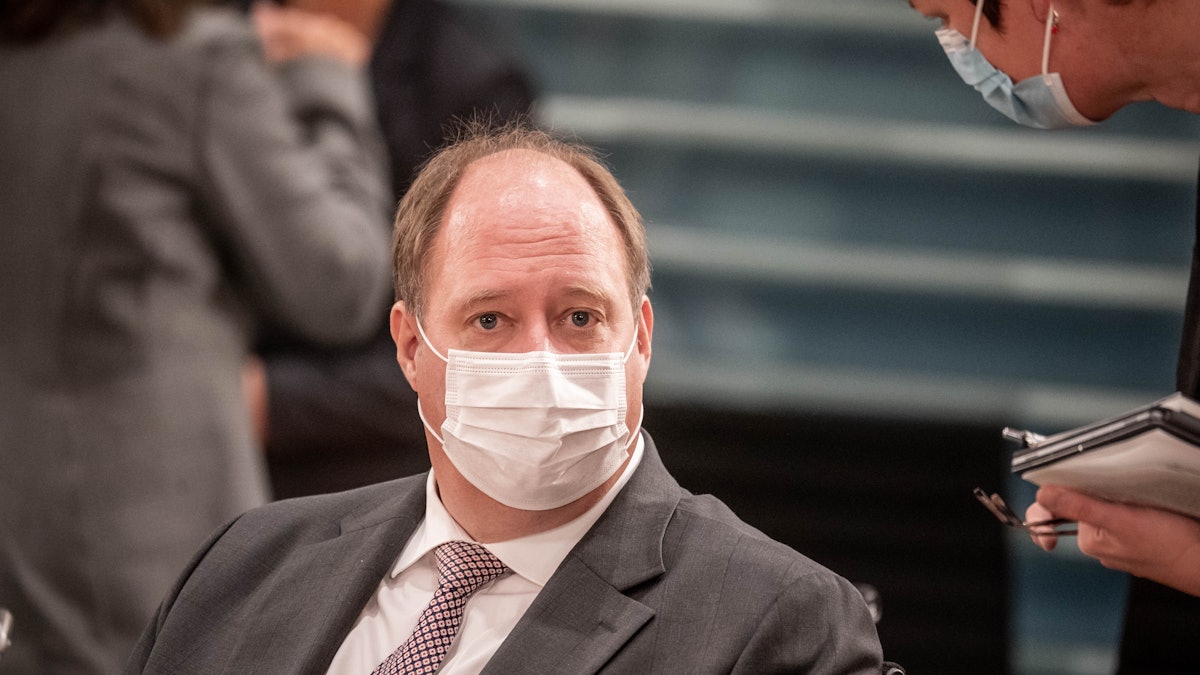 We're slowly getting sick of posting pics of politicians in face masks: Helge Braun, Angela Merkel's chief of staff.