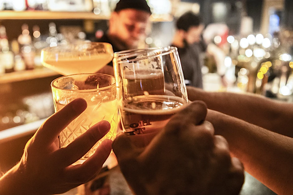 Elf Gaststätten Berlins dürfen auch nach 23 Uhr geöffnet bleiben - allerdings gilt dann ein Alkoholverbot.