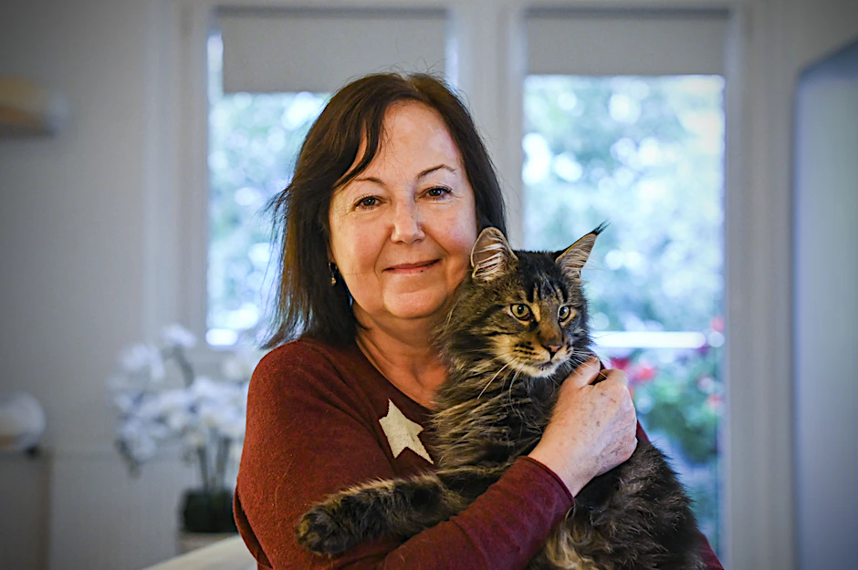 Marina Kubis (62) mit ihrem Kater Loki (4).