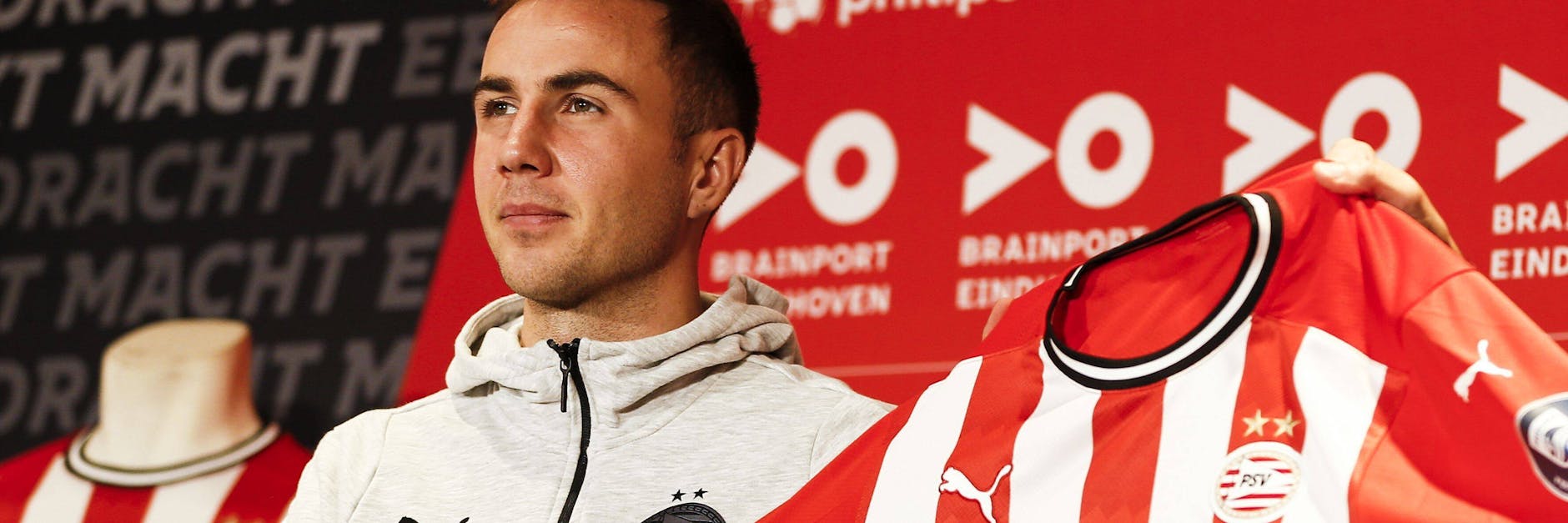 Mario Götze darf das das Trikot des PSV Eindhoven bald nicht nur in den Händen halten, sondern auch tragen.