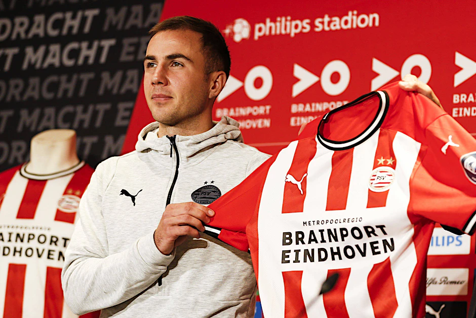 Mario Götze darf das das Trikot des PSV Eindhoven bald nicht nur in den Händen halten, sondern auch tragen.