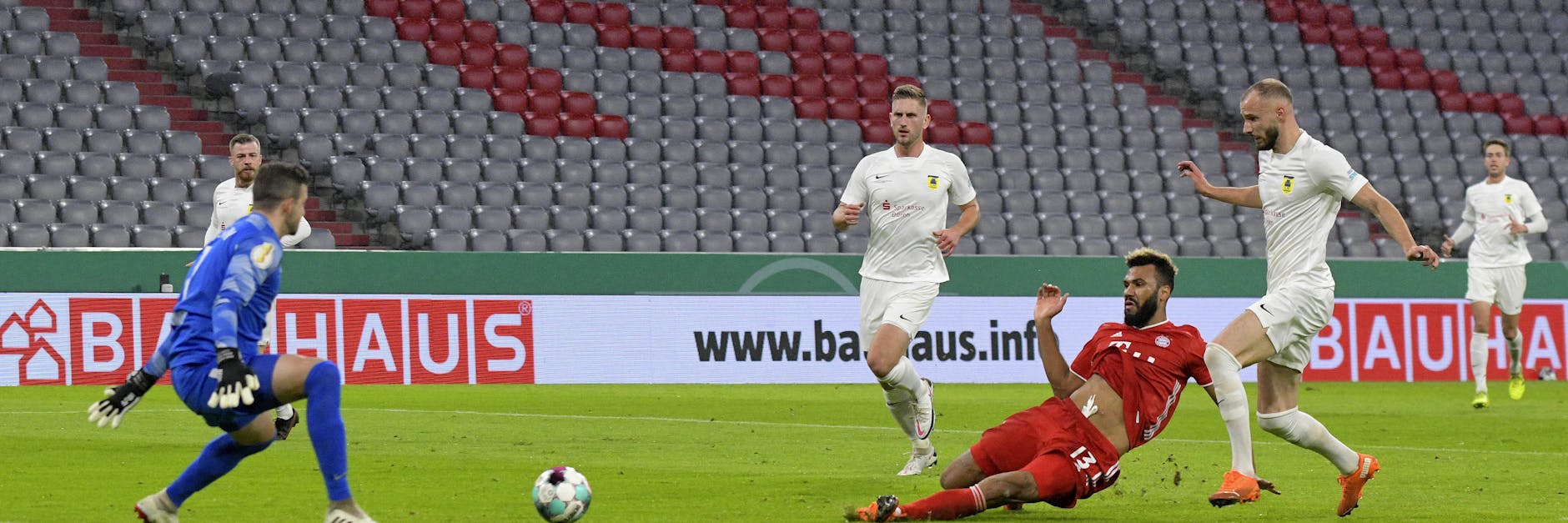 Eric Maxim Choupo-Moting trifft gegen Düren zum ersten Mal für den FC Bayern München. 