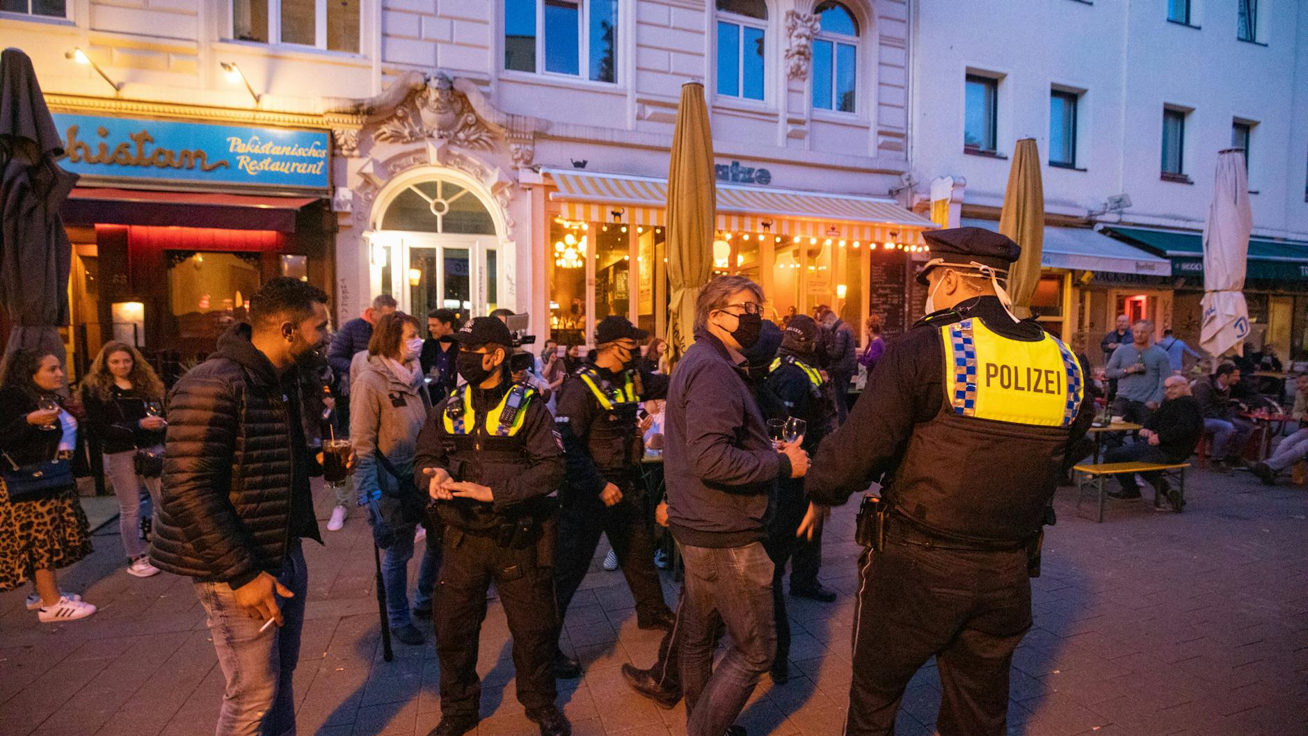 Ordnungskräfte haben in den vergangenen Monaten immer wieder die Einhaltung der aktuellen Corona-Vorschriften durchgesetzt, wie im Mai auch in Hamburg in der Sternschanze.