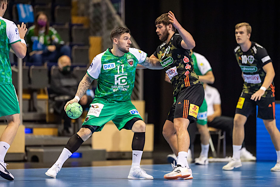 Fuchs Johan Koch (l.) will an Hannovers Malte Donker vorbei.