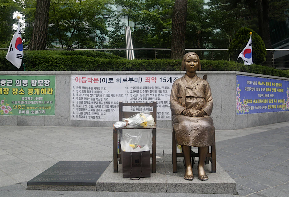 Die Friedensstatue vor der japanischen Botschaft im südkoreanischen Seoul, Aufnahme vom Mai 2014.&nbsp;