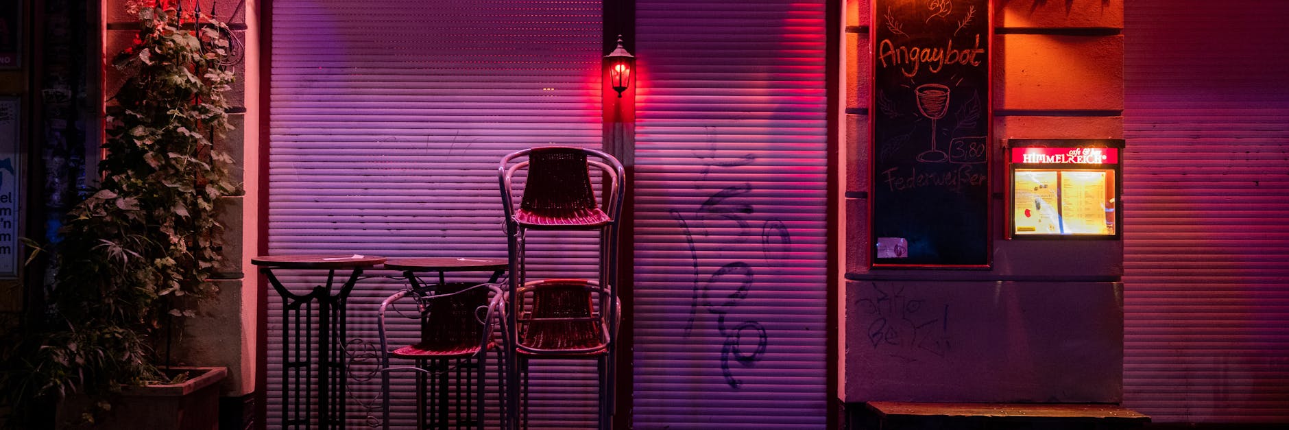 Vor einer Bar im Stadtteil Friedrichshain sind Stühle übereinander gestapelt. Wegen der Corona-Pandemie gelten eine nächtliche Sperrstunde und strengere Kontaktverbote für drinnen und draußen.