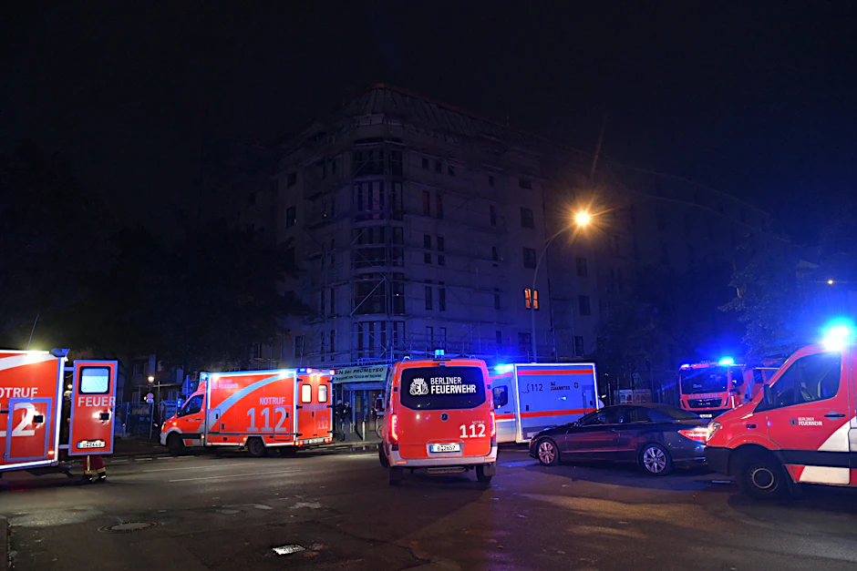 Ein Brandermittler steht am Freitagmorgen auf dem Balkon der ausgebrannten Wohnung.
