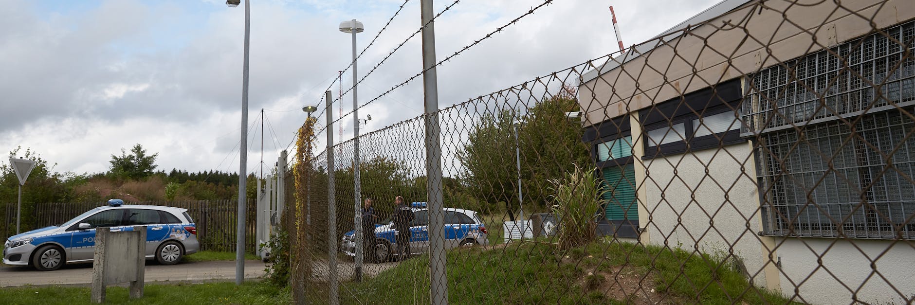 Polizisten sichern das Gelände eines ehemaligen Bundeswehr-Bunkers. Dort wurde ein Rechenzentrum für illegale Geschäfte im Darknet ausgehoben.