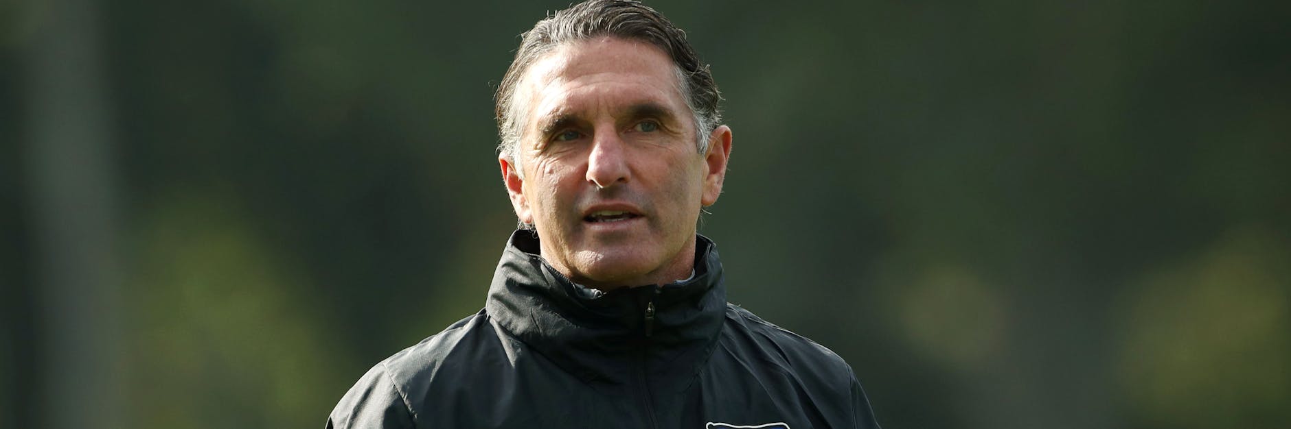 Bruno Labbadia voller Elan beim Hertha-Training. Gegen seinen Ex-Klub VfB Stuttgart ist er besonders heiß. 