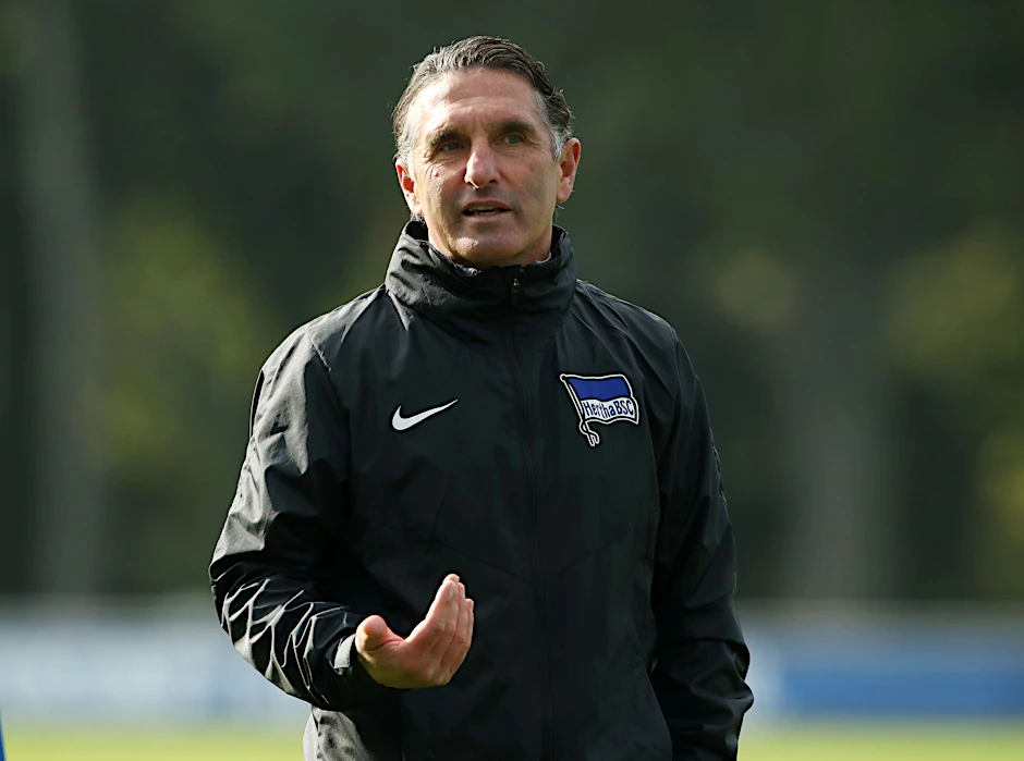 Bruno Labbadia voller Elan beim Hertha-Training. Gegen seinen Ex-Klub VfB Stuttgart ist er besonders heiß.&nbsp;