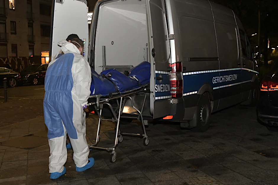 Der Leichnam der in einer Wohnung in der Wollankstraße gefundenen Frau wird abtransportiert.