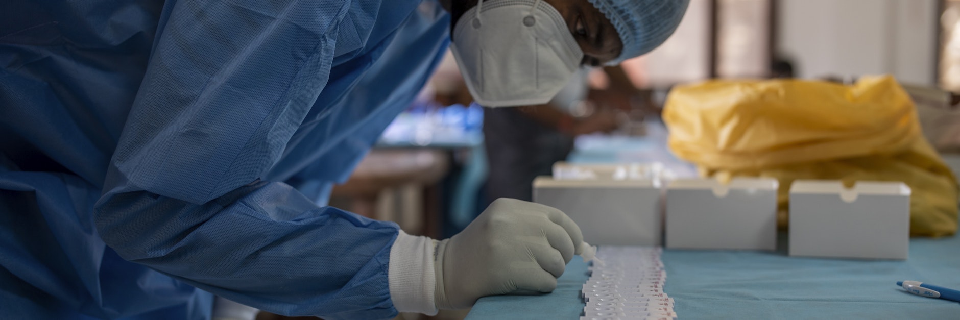 Ein Gesundheitsarbeiter testet mit einem Schnelltest auf COVID-19.