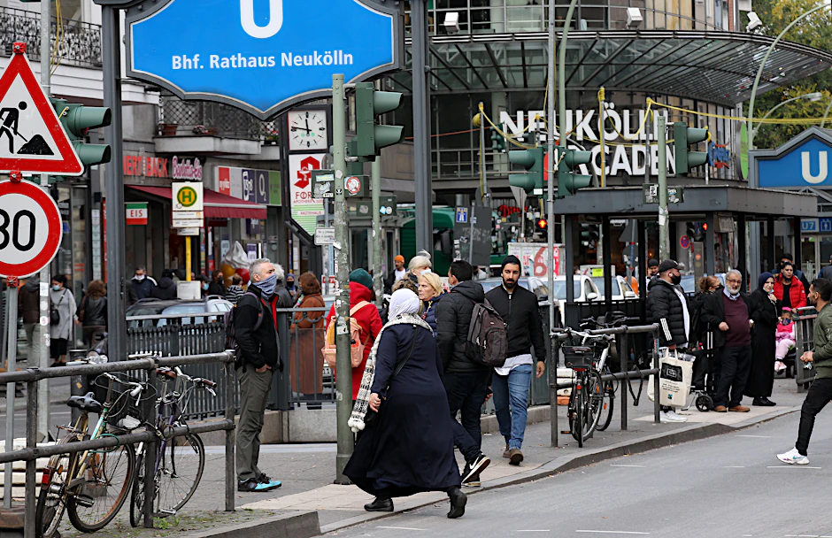 Corona-Hotspot Neukölln: Vor den Neukölln Arcaden herrscht Hochbetrieb wie immer.<br>