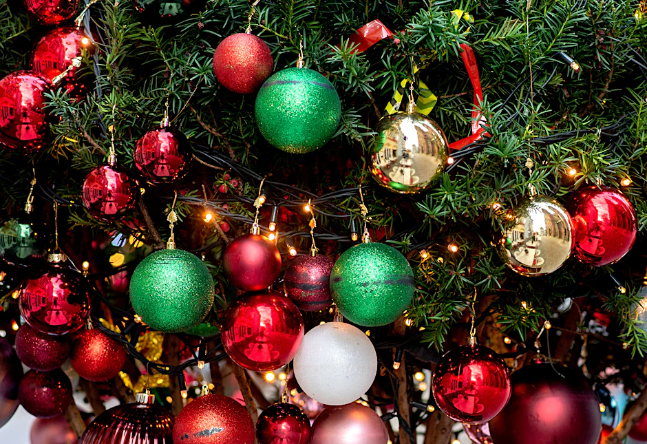 Mit dem früher ausgezahltem Weihnachtsgeld sollen die Menschen ihre Weihnachtseinkäufe schon in den nächsten Wochen erledigen können.