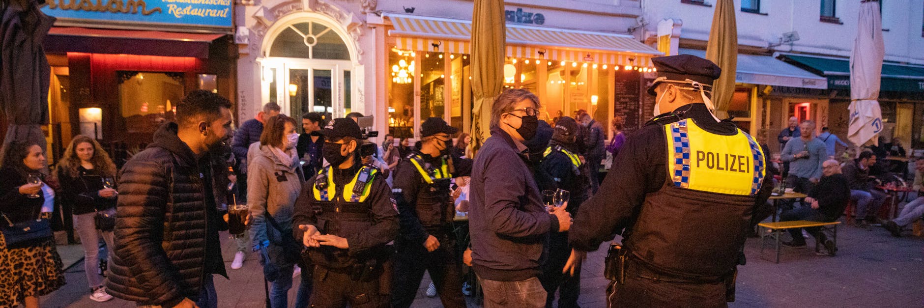 Ordnungskräfte haben in den vergangenen Monaten immer wieder die Einhaltung der aktuellen Corona-Vorschriften durchgesetzt, wie im Mai auch in Hamburg in der Sternschanze.