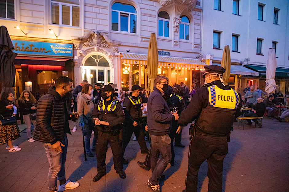 Ordnungskräfte haben in den vergangenen Monaten immer wieder die Einhaltung der aktuellen Corona-Vorschriften durchgesetzt, wie im Mai auch in Hamburg in der Sternschanze.