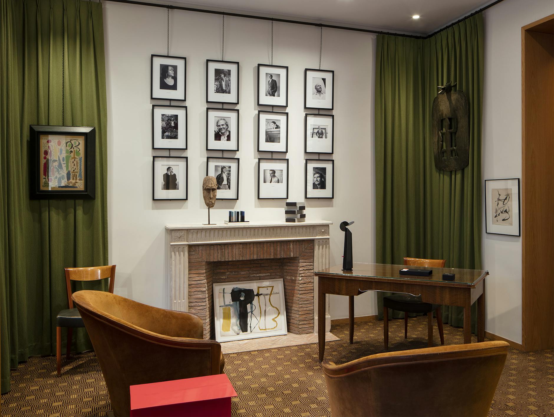 Kultiviertes Flair auch fürs Auge: Kaminecke im Frédéric-Malle-Store an der New Yorker Madison Avenue. Die „Autorenporträts“ zeigen Starparfümeure, mit denen Malle gearbeitet hat.