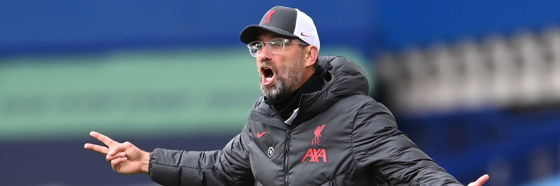 Jürgen Klopp gestikuliert wild beim Stadtderby zwischen seinem FC Liverpool und Lokalrivale FC Everton.