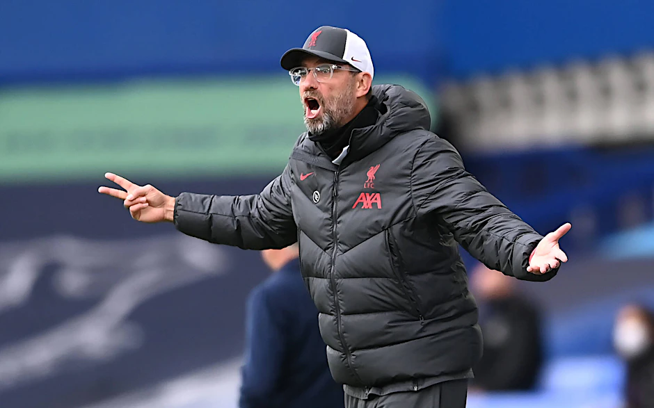 Jürgen Klopp gestikuliert wild beim Stadtderby zwischen seinem FC Liverpool und Lokalrivale FC Everton.