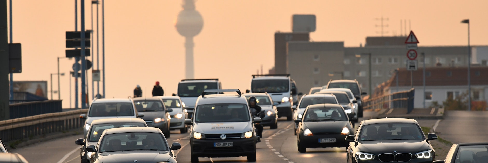 Dichter Verkehr auf der Frankfurter Allee in Lichtenberg. Mehr als 1,2 Millionen Pkw sind in Berlin zugelassen.