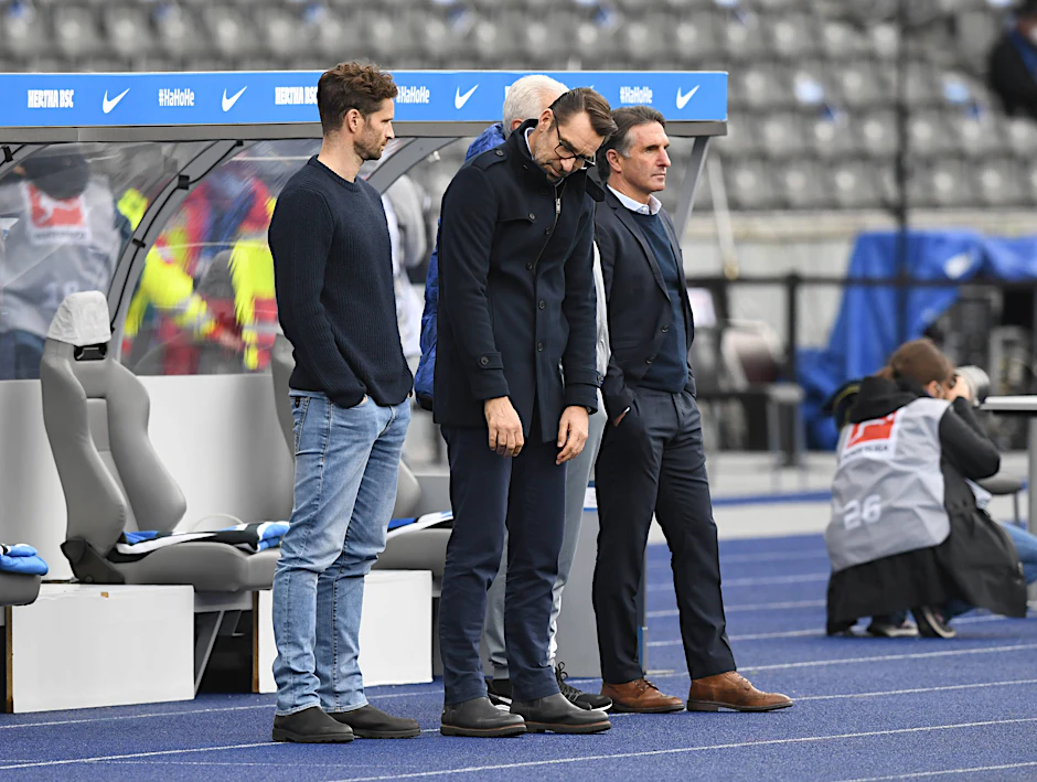 Sportdirektor Arne Friedrich, Manager Michael Preetz und Trainer Bruno Labbadia (v.l.) können die dritte Niederlage in Folge nicht fassen.
