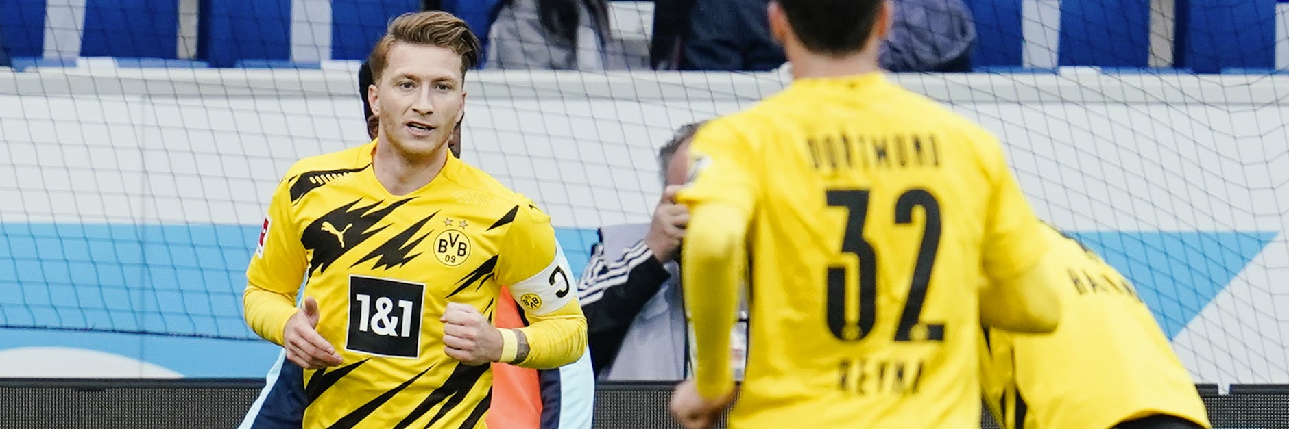 Dortmunds Torschütze Marco Reus (l) jubelt mit Mannschaftskollegen über das Tor zum 0:1. 