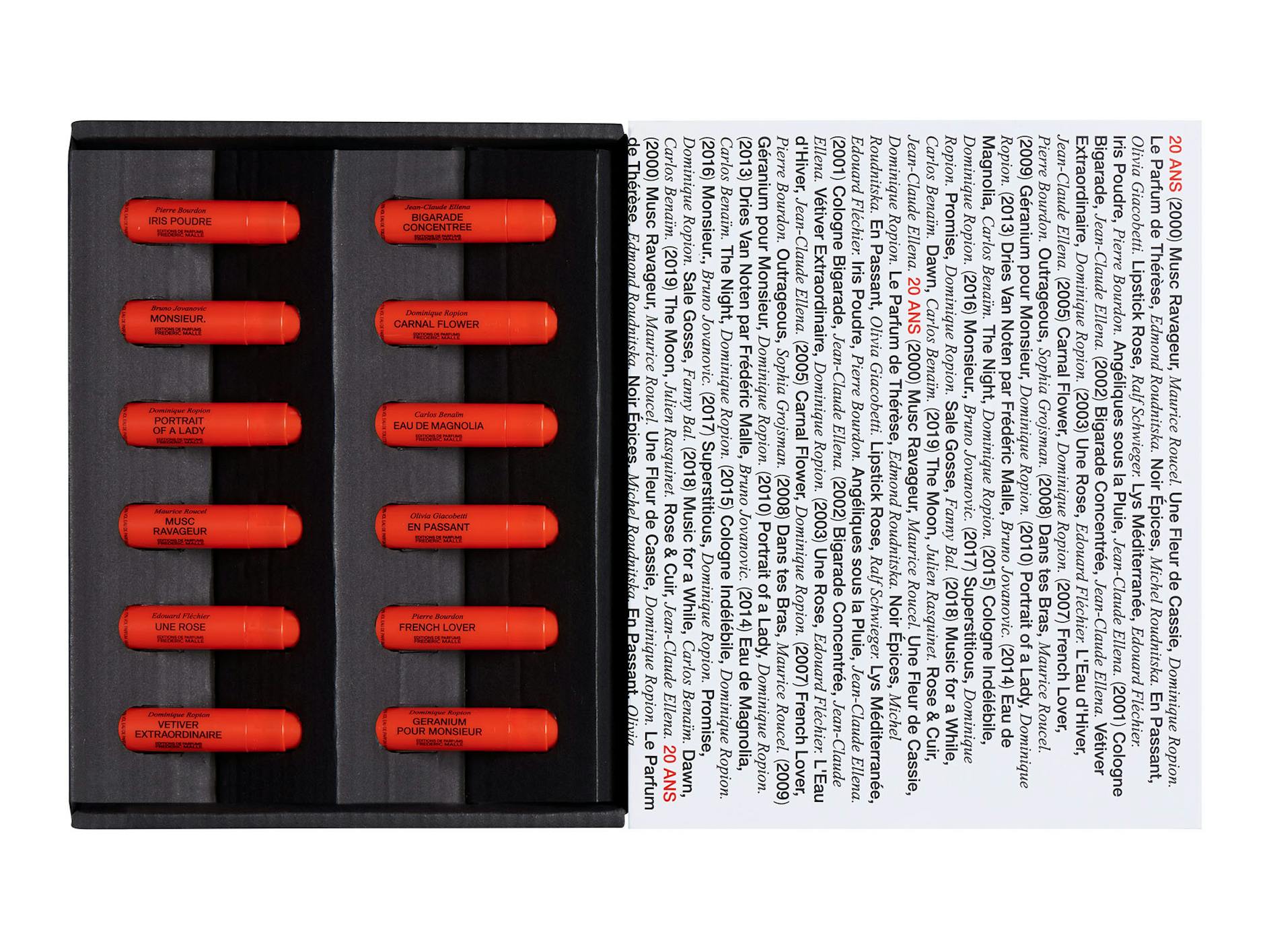 Probieren geht über studieren: Das Jubiläum seiner Parfum-Couture feiert Malle mit zwölf Minis seiner beliebtesten Düfte in eleganter Box, <a target="_blank" href="https://www.fredericmalle.eu/product/21341/82014/idees-cadeaux/discovery-set/12-x-12ml#/sku/124606">um 45 Euro</a>. Übrigens: Das rot-schwarz-weiße Farbschema seines Labels schaute er sich von den Éditions-Gallimard-Taschenbüchern ab. 