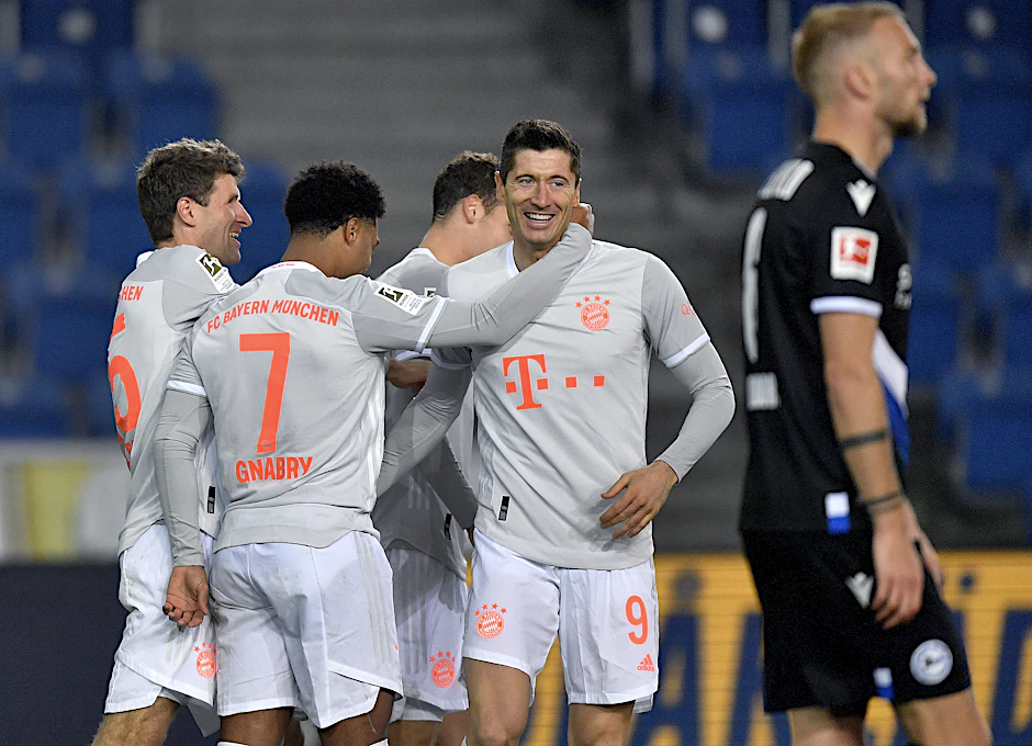 Robert Lewandowski zeigt wieder mal sein makelloses Torjäger-Lächeln.