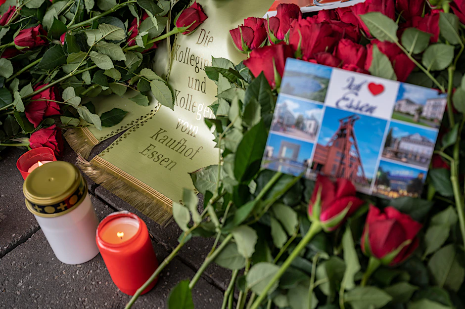 Ein Blumenkranz und Kerzen sind vor der verschlossenen Tür einer Galeria Kaufhof Filiale in Essen niedergelegt worden.