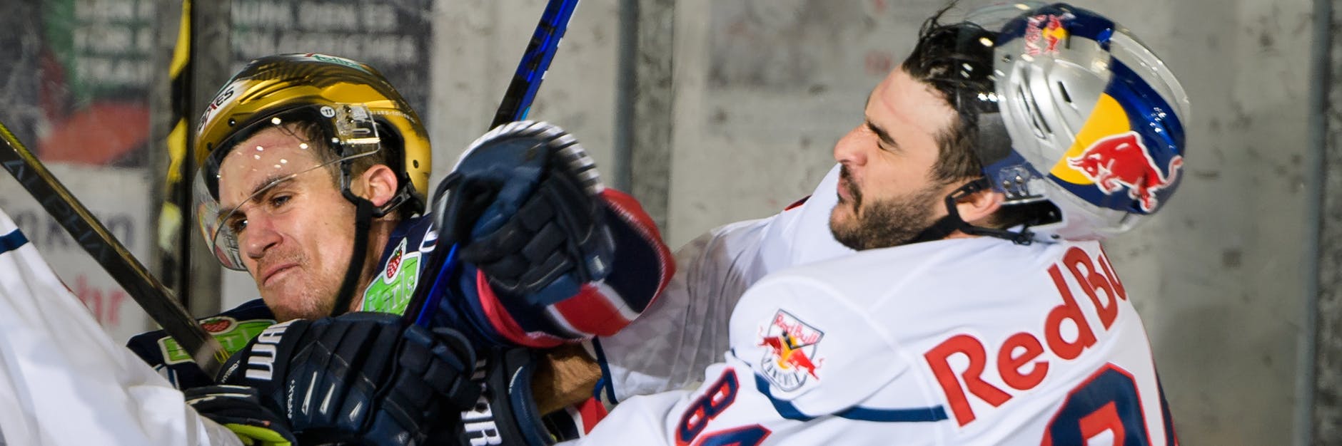 Eisbär Ryan McKiernan haut sich gegen Trevor Parkes (r.) und Co. mächtig rein.