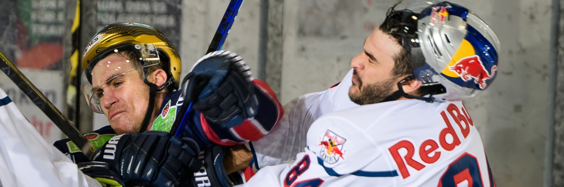 Eisbär Ryan McKiernan haut sich gegen Trevor Parkes (r.) und Co. mächtig rein.