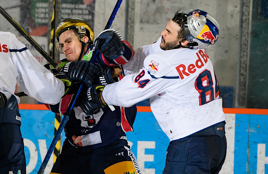 Eisbär Ryan McKiernan haut sich gegen Trevor Parkes (r.) und Co. mächtig rein.