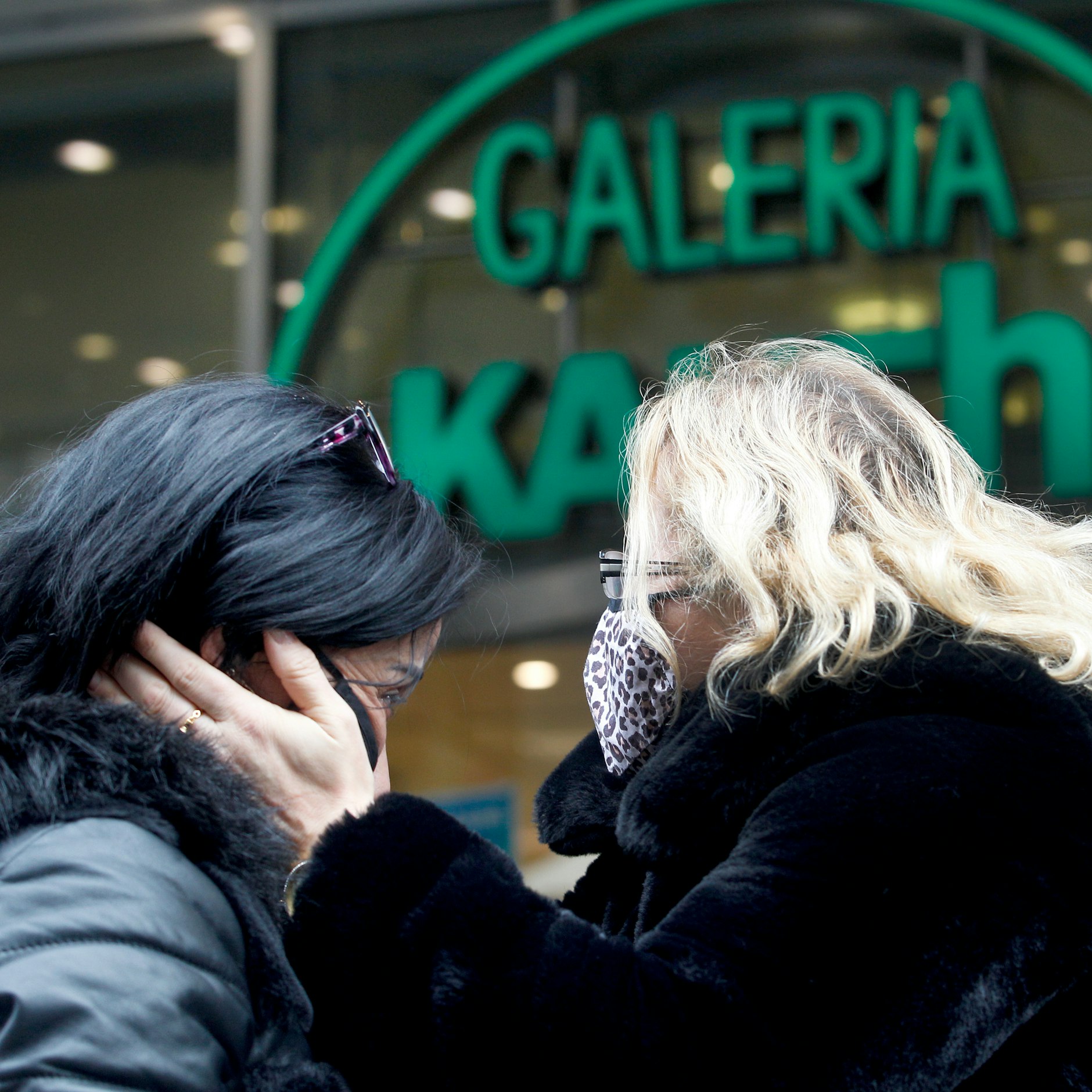 Zwei Mitarbeiterinnen trösten sich am Tag der Schließung ihrer Filiale in Düsseldorf.