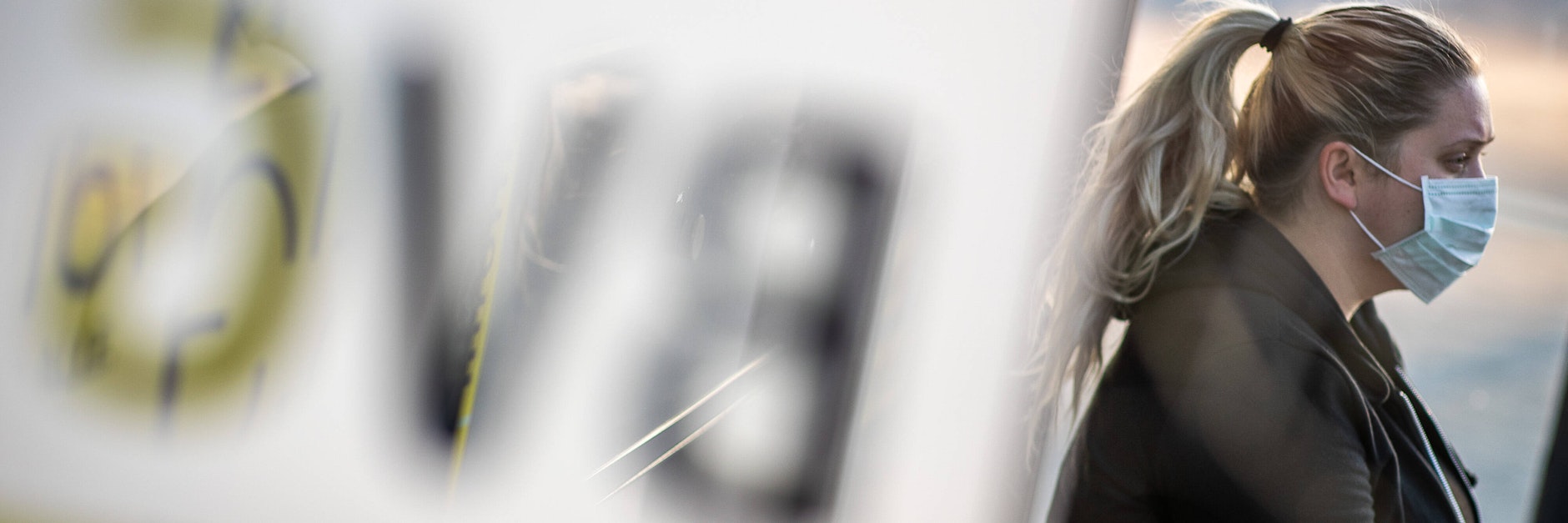 Diese Frau verhält sich korrekt: ein Fahrgast der Berliner Verkehrsbetriebe (BVG).