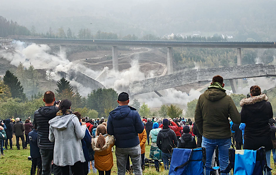 Die Talbrücke Eisern wird gesprengt.
