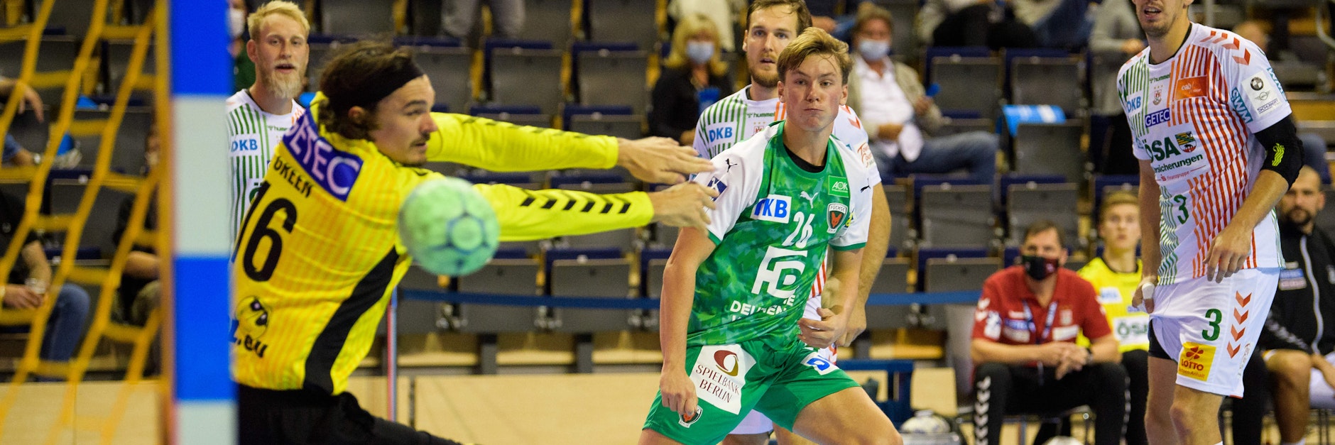 Fuchs Valter Chrintz (M.) schenkt hier Magdeburg-Torwart Jannick Green einen ein.