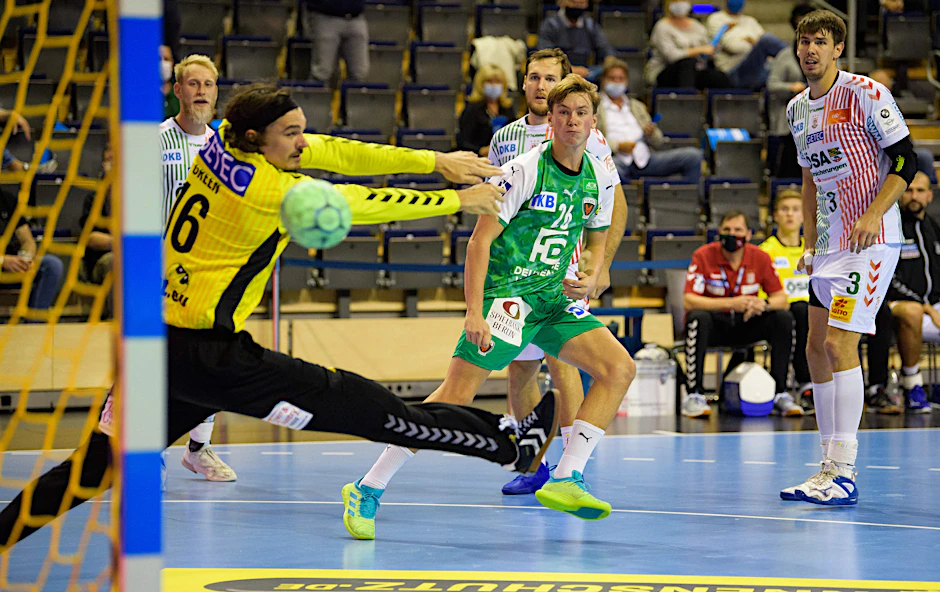 Fuchs Valter Chrintz (M.) schenkt hier Magdeburg-Torwart Jannick Green einen ein.