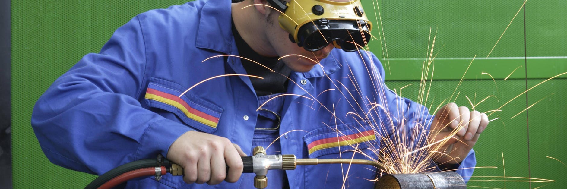 Wer in einem Unternehmen mit Tarifvertrag arbeitet, bekommt mehr Lohn und muss weniger Stunden ableisten.